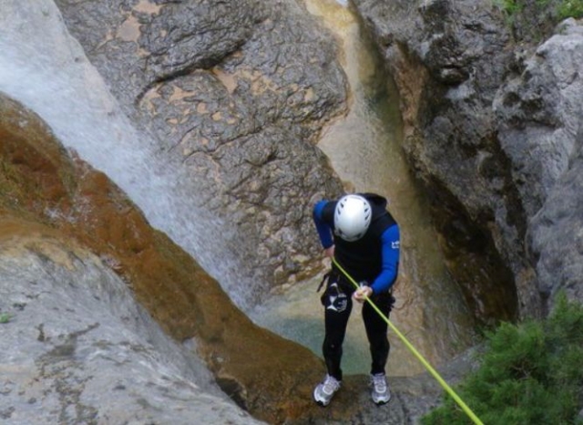 Apoyado en el interior del rio